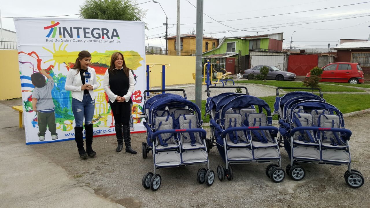 Entrega de carros de evacuación en zona costera.